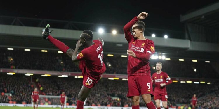 Sadio Mané e Roberto Firmino, attaccanti del Liverpool (Foto LaPresse)