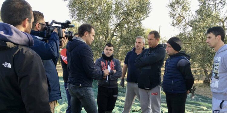 Con i ragazzi della Cooperativa Pietre di Scarto di Cerignola (Foggia) (Foto tv2000)