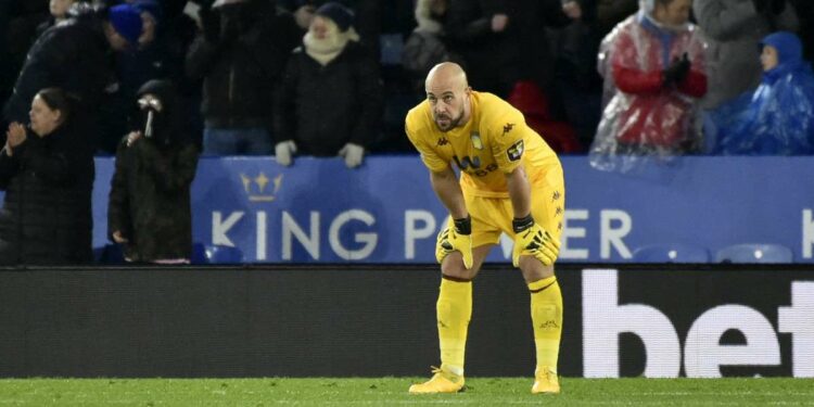 Pepe Reina, portiere dell'Aston Villa in prestito dal Milan (Foto LaPresse)