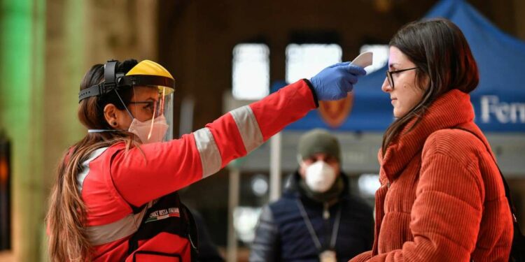 Controllo della temperatura alla Stazione Centrale di Milano (LaPresse)