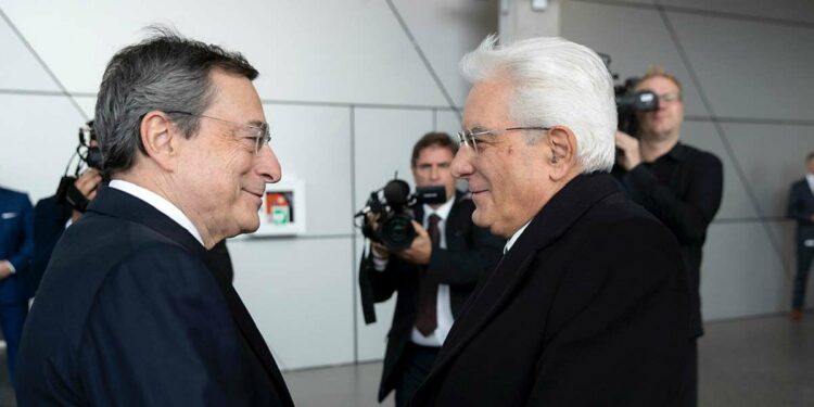 Mario Draghi con Sergio Mattarella (LaPresse)