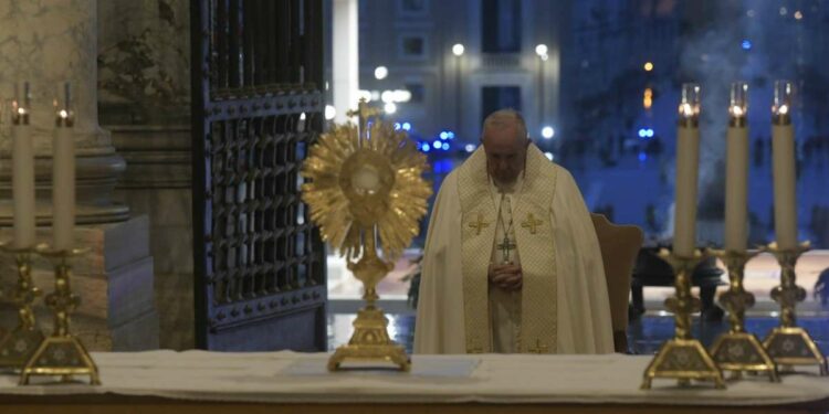 Papa Francesco in adorazione il 27 marzo 2020 davanti a una Piazza San Pietro deserta (LaPresse)