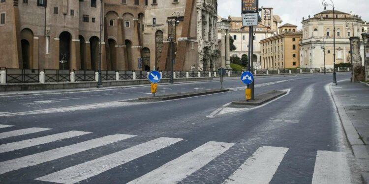 Roma, la città deserta nei tempi della quarantena da Coronavirus (Foto LaPresse)