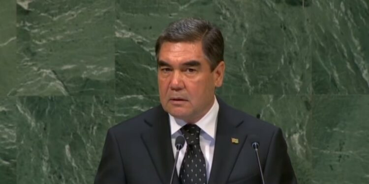 Il presidente del Turkmenistan, Gurbanguly Berdimuhamedow (foto Youtube)