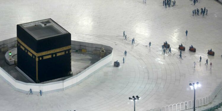 Coronavirus: il Masjid Al-Haram deserto (Foto LaPresse)