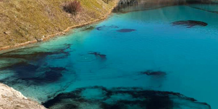 Il lago blu di Buxton tinto di nero