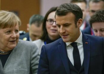 Emmanuel Macron con Angela Merkel (LaPresse)