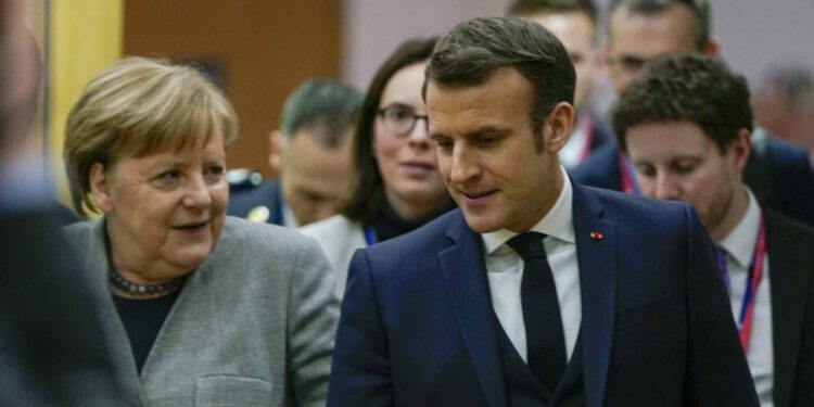 Emmanuel Macron con Angela Merkel (LaPresse)