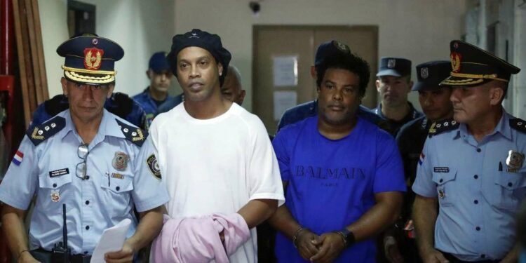 Ronaldinho con il fratello Robertt De Assis (Foto LaPresse)