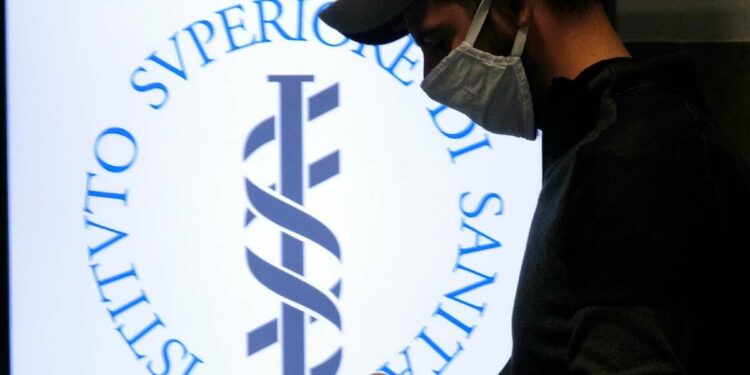 Il logo dell'Istituto Superiore di Sanità (Foto LaPresse)