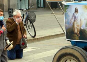 Col trattore in Piazza Duomo a Milano per pregare contro il coronavirus (foto Twitter)