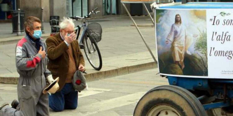 Col trattore in Piazza Duomo a Milano per pregare contro il coronavirus (foto Twitter)