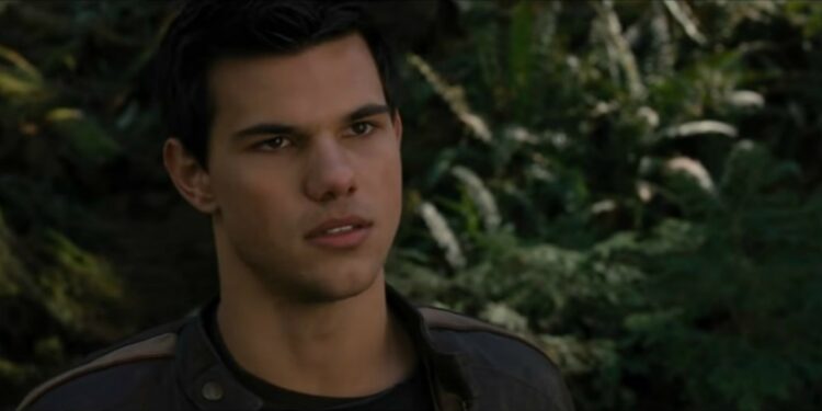 Taylor Lautner in una scena di Twilight