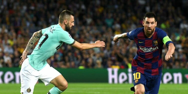 Leo Messi impegnato contro l'Inter in Champions League (Foto LaPresse)