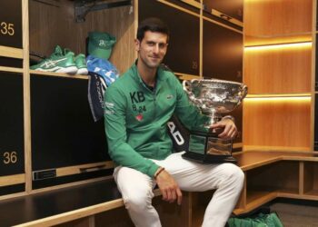 Novak Djokovic festeggia l'ottavo Australian Open della carriera (Foto LaPresse)