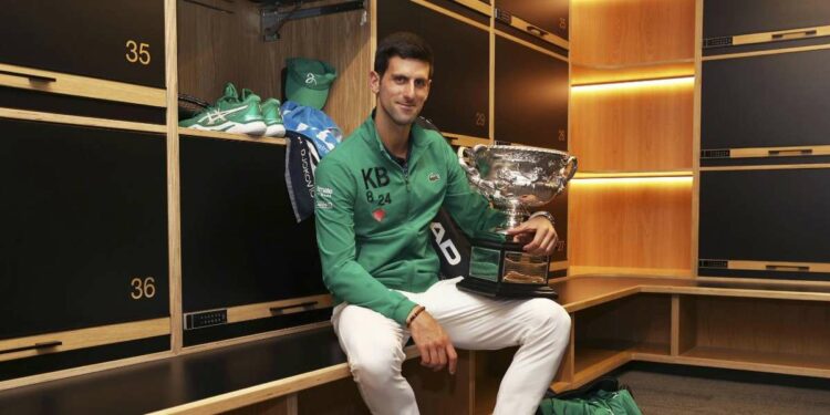 Novak Djokovic festeggia l'ottavo Australian Open della carriera (Foto LaPresse)