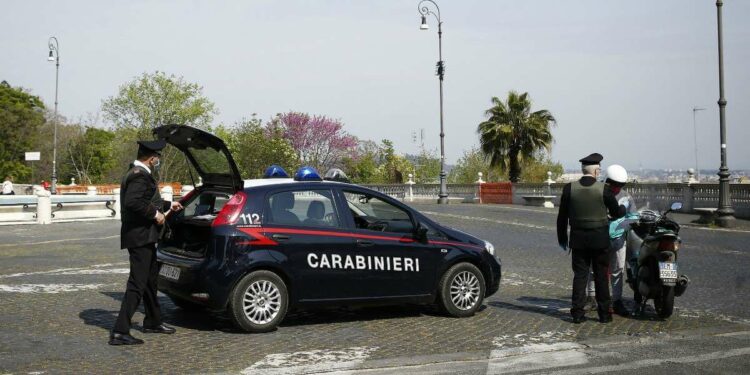 Un posto di blocco dei Carabinieri (Foto LaPresse)