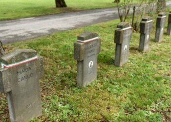 Un campo del Cimitero Maggiore a Milano (LaPresse)