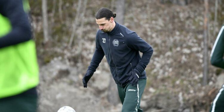 Durante il Coronavirus Zlatan Ibrahimovic si allena in Svezia con l'Hammarby (Foto LaPresse)