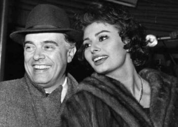 Carlo Ponti in compagnia di Sophia Loren