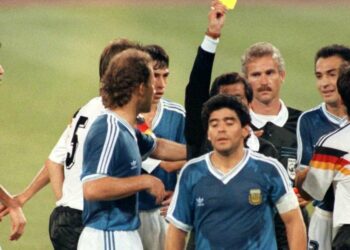 Diego Armando Maradona viene ammonito nella finale dei Mondiali 1990