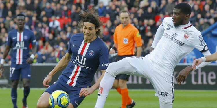 Edinson Cavani, impegnato in un Psg Digione (Foto LaPresse)