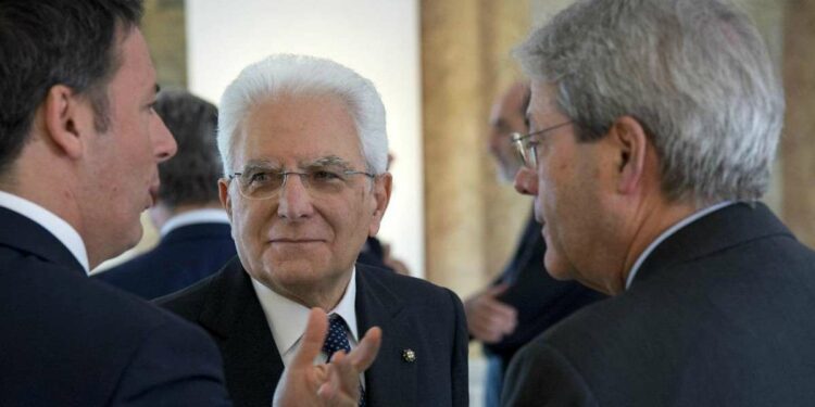 Matteo Renzi con Sergio Mattarella e Paolo Gentiloni (LaPresse)