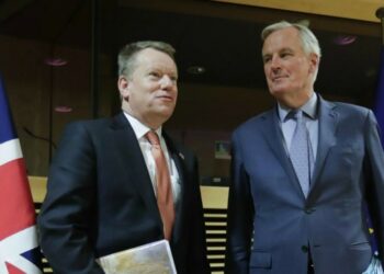 Il negoziatore europeo per la Brexit Michel Barnier (a destra) con quello britannico David Frost (LaPresse)