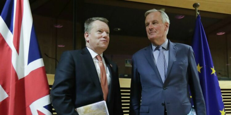 Il negoziatore europeo per la Brexit Michel Barnier (a destra) con quello britannico David Frost (LaPresse)