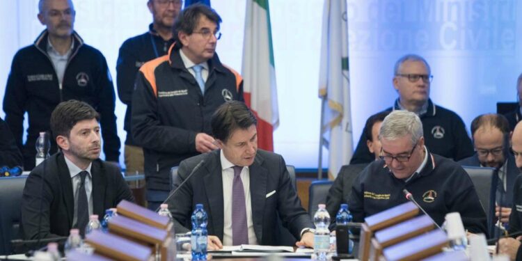 Giuseppe Conte in riunione con la protezione civile (LaPresse)