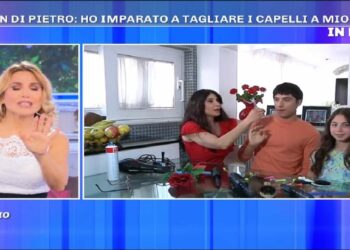 Carmen di pietro taglia i capelli al figlio in diretta