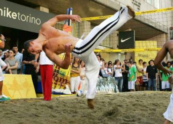 Un movimento della capoeira (Foto LaPresse)