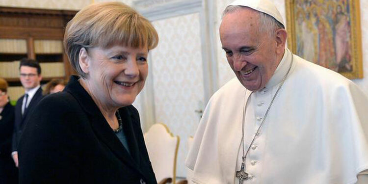 Angela Merkel e Papa Francesco in un precedente incontro