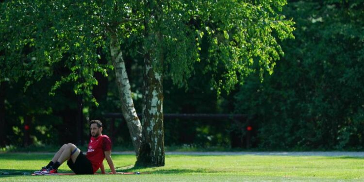 Hakan Calhanoglu, allenamento individuale a Milanello (Foto LaPresse)