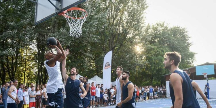 Gianni Petrucci lancia la proposta di giocare a basket all'aperto (Foto LaPresse)