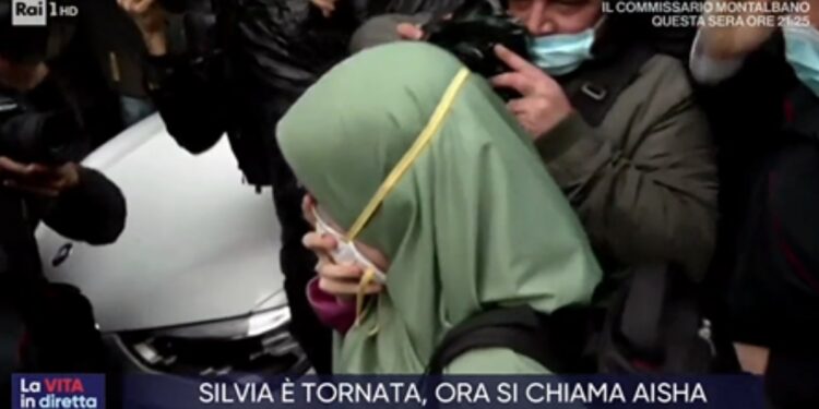 Silvia Romano ritorna a casa (foto: La Vita in Diretta)