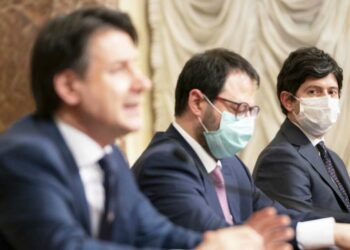 Giuseppe Conte, Stefano Patuanelli e Roberto Speranza presentano il decreto Rilancio (LaPresse)