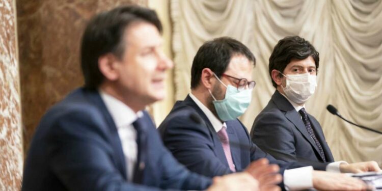 Giuseppe Conte, Stefano Patuanelli e Roberto Speranza presentano il decreto Rilancio (LaPresse)