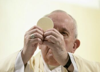 Papa Francesco durante la Messa mattutina in Casa Santa Marta (LaPresse)