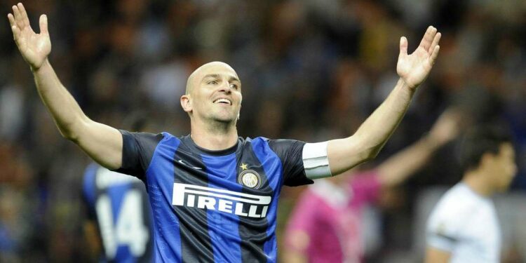 Esteban Cambiasso con la maglia dell'Inter (Foto LaPresse)