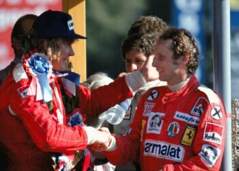 James Hunt e Niki Lauda a Brands Hatch, nel 1976 (da Facebook)