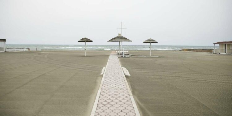 La spiaggia di Ostia (Foto LaPresse)