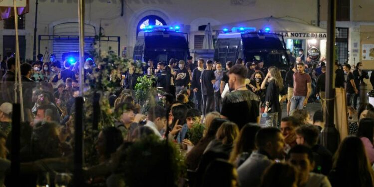 Movida romana a Trastevere (LaPresse)