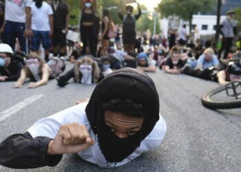 Manifestazione di protesta per George Floyd ad Atlanta (LaPresse)