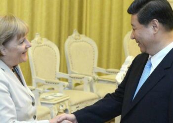 Angela Merkel con Xi Jinping nel 2012 (LaPresse)