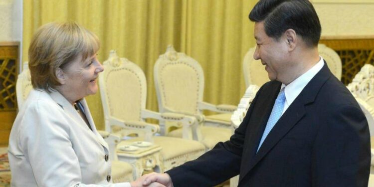 Angela Merkel con Xi Jinping nel 2012 (LaPresse)