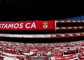 Sassaiola contro il pullman dei giocatori del Benfica (LaPresse)