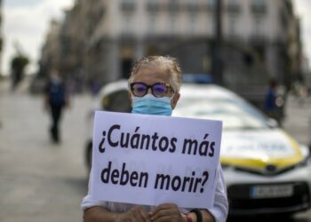 Durante il picco dell'epidemia, in Spagna (LaPresse)