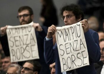 Studenti universitari manifestano per le borse di studio (LaPresse)