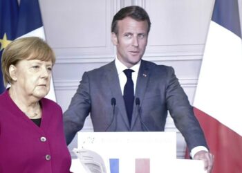 Angela Merkel e Emmanuel Macron in videoconferenza (Foto LaPresse)